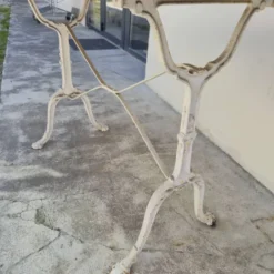 Table de bistrot ancienne en bois aérogommé et fonte