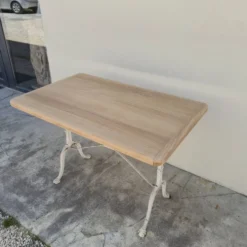 Table de bistrot ancienne en bois aérogommé et fonte