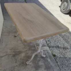Table de bistrot ancienne en bois aérogommé et fonte