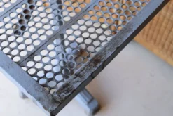 Table de bistrot ancienne en fonte et métal perforé, SIGHE Jeune Toulo