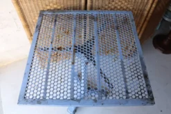 Table de bistrot ancienne en fonte et métal perforé, SIGHE Jeune Toulo