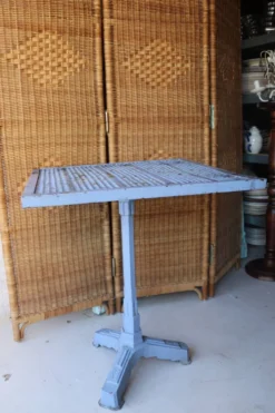 Table de bistrot ancienne en fonte et métal perforé, SIGHE Jeune Toulo