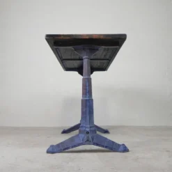Table de bistrot Art déco avec structure en fonte et plateau en pin, années 1930