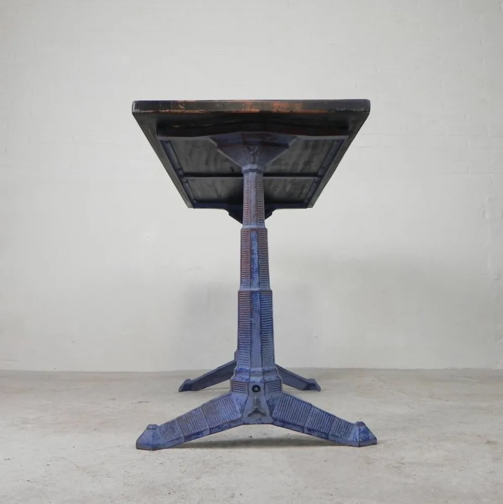 Table de bistrot Art déco avec structure en fonte et plateau en pin, années 1930