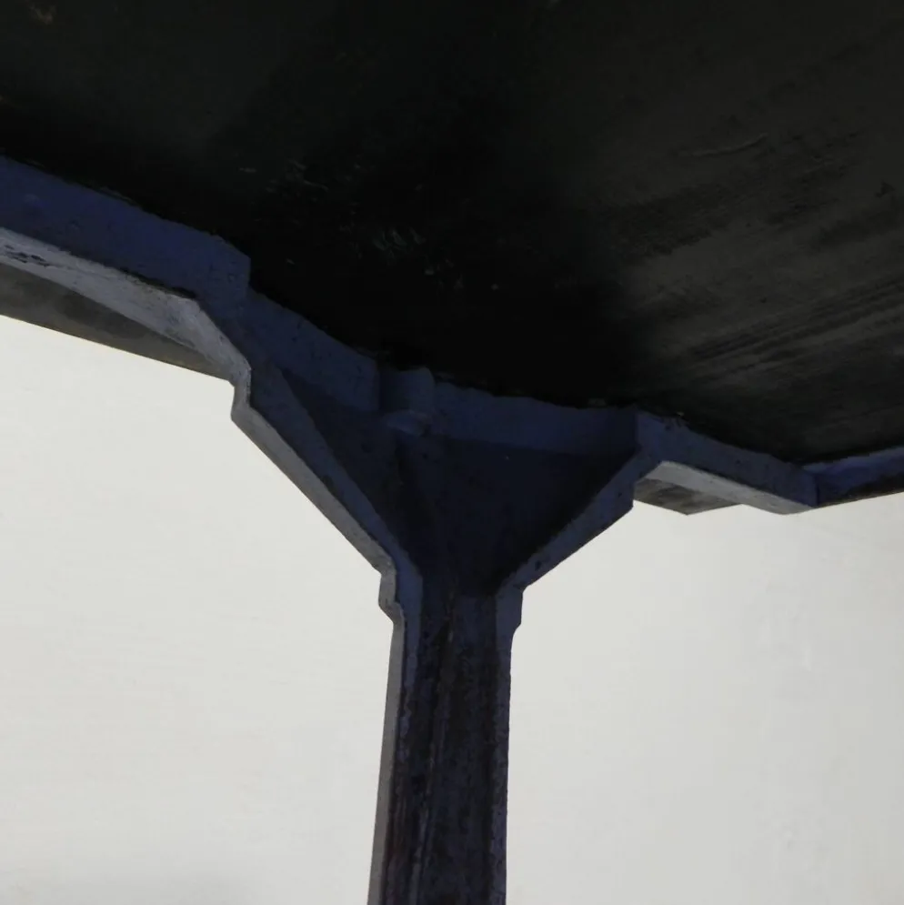 Table de bistrot Art déco avec structure en fonte et plateau en pin, années 1930