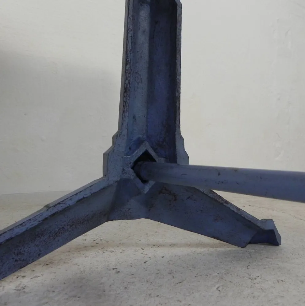 Table de bistrot Art déco avec structure en fonte et plateau en pin, années 1930