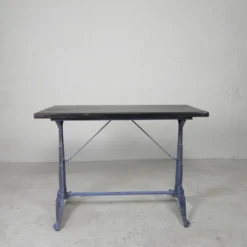 Table de bistrot Art déco avec structure en fonte et plateau en pin, années 1930