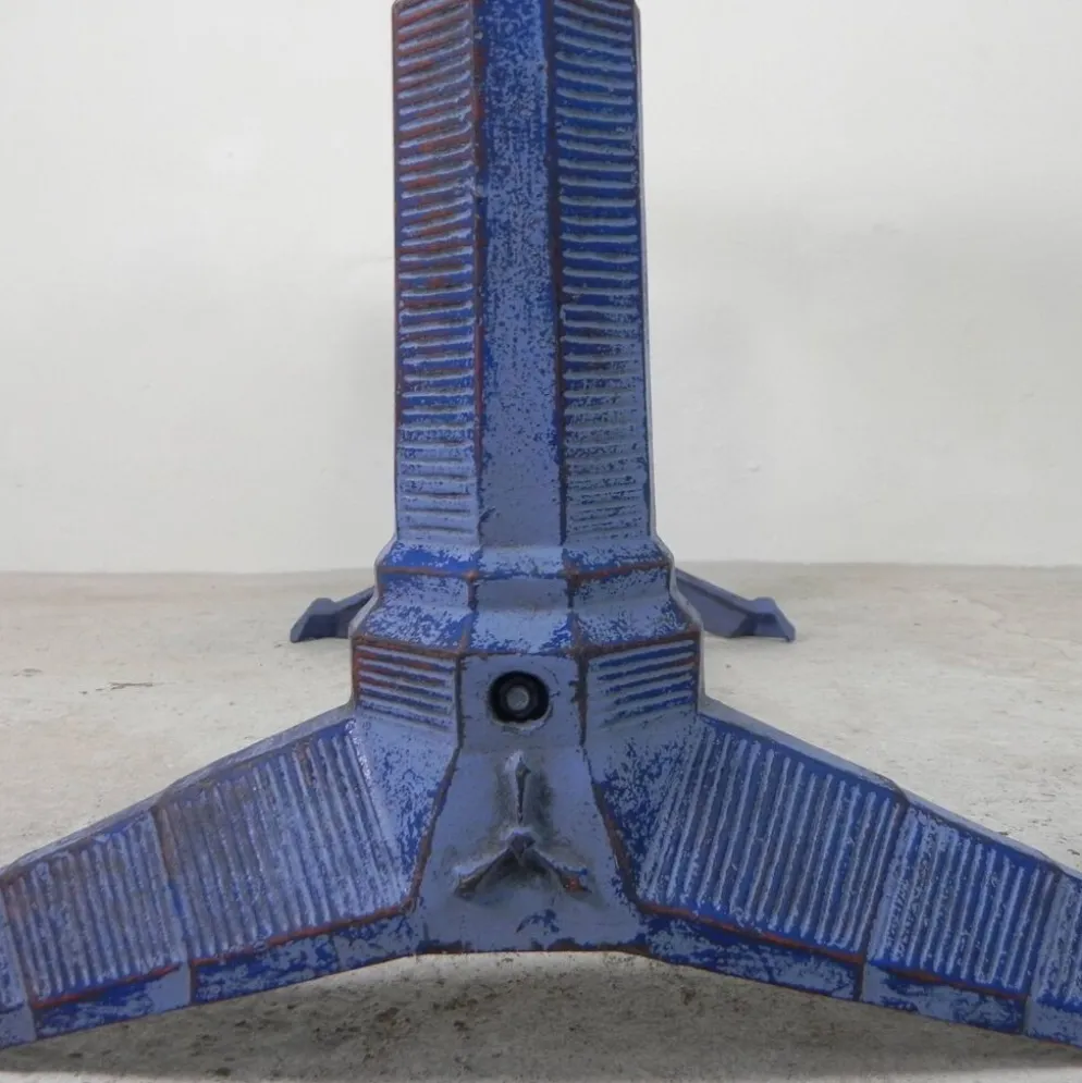 Table de bistrot Art déco avec structure en fonte et plateau en pin, années 1930