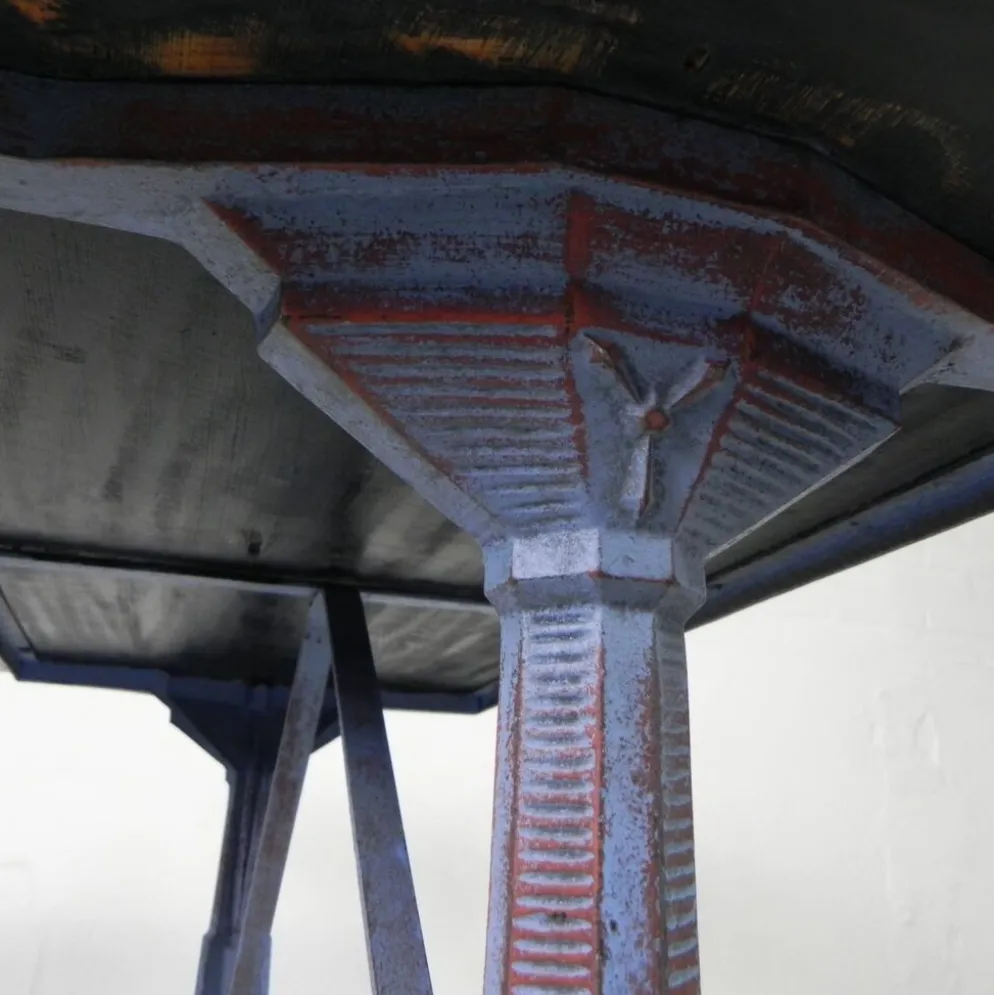 Table de bistrot Art déco avec structure en fonte et plateau en pin, années 1930