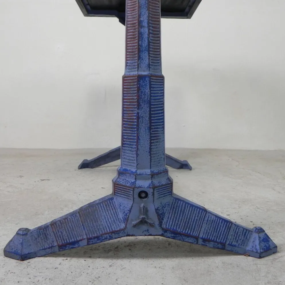 Table de bistrot Art déco avec structure en fonte et plateau en pin, années 1930