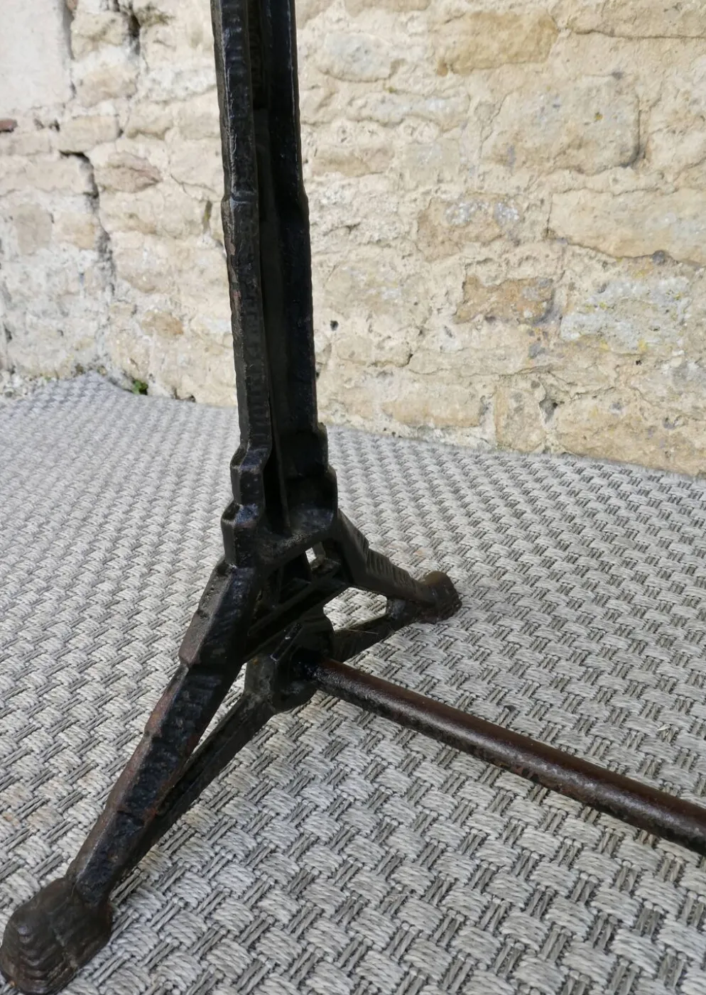 table de bistrot avec pieds en fonte signés Lelong, début XXème