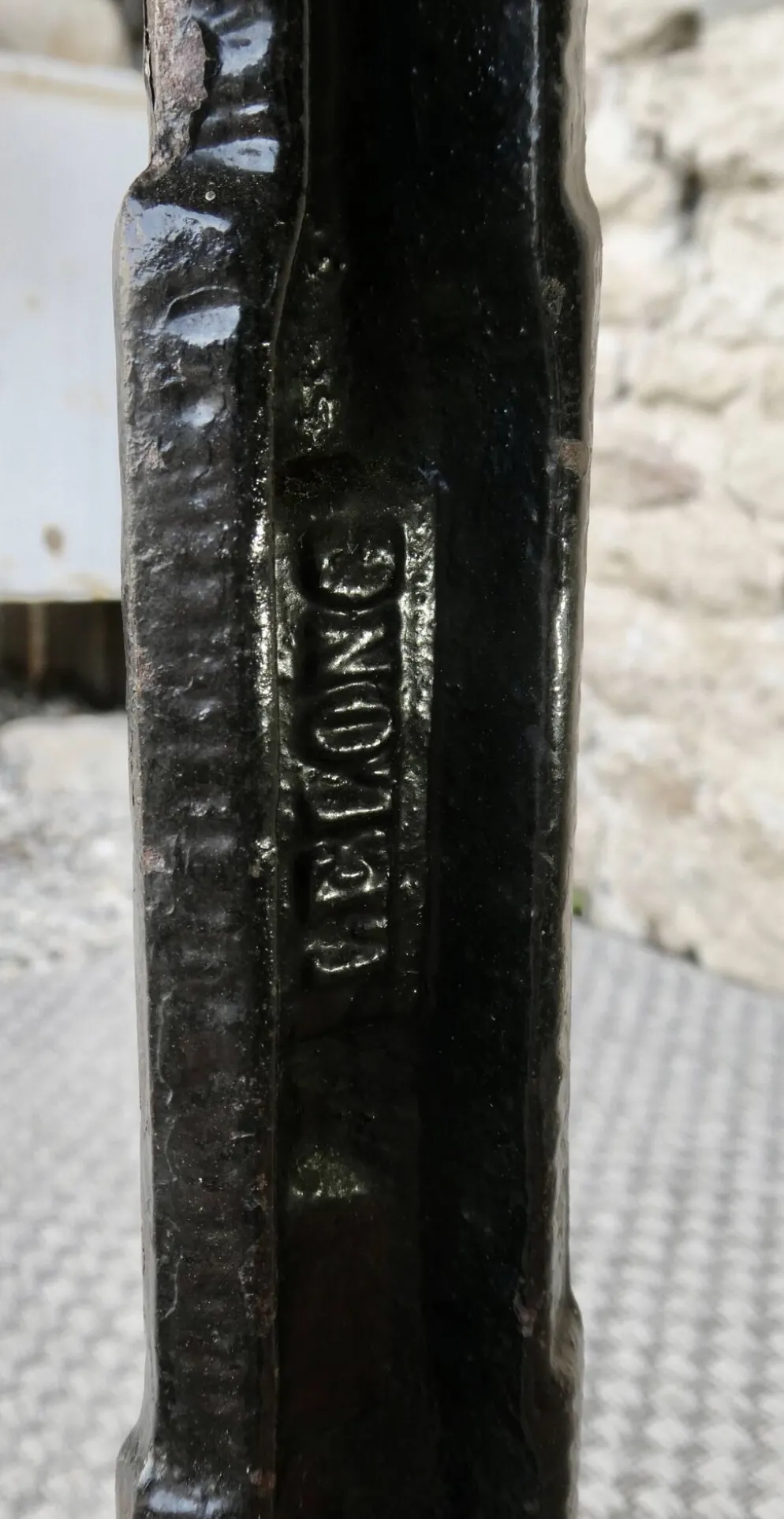 table de bistrot avec pieds en fonte signés Lelong, début XXème