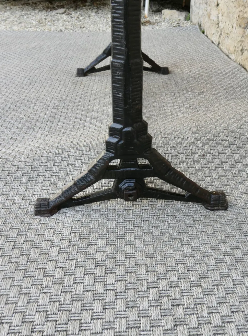 table de bistrot avec pieds en fonte signés Lelong, début XXème