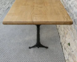 table de bistrot avec pieds en fonte signés Lelong, début XXème