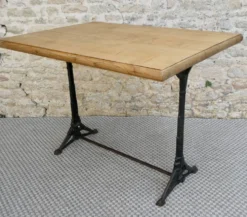 table de bistrot avec pieds en fonte signés Lelong, début XXème