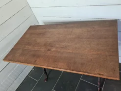 Table de bistrot avec piètement en fonte et plateau en chêne