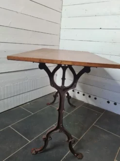 Table de bistrot avec piètement en fonte et plateau en chêne