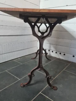 Table de bistrot avec piètement en fonte et plateau en chêne