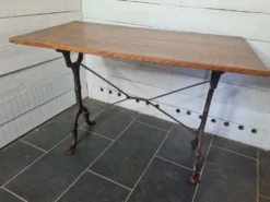 Table de bistrot avec piètement en fonte et plateau en chêne