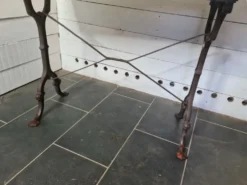 Table de bistrot avec piètement en fonte et plateau en chêne