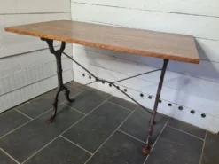 Table de bistrot avec piètement en fonte et plateau en chêne