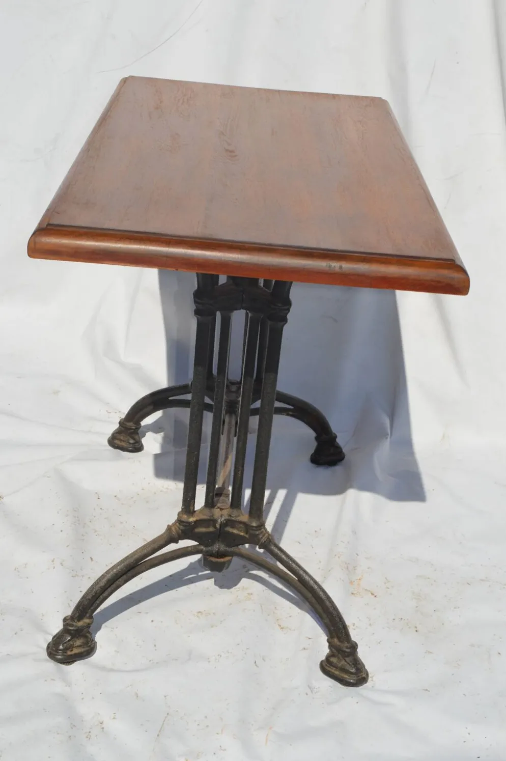 Table de bistrot avec piètement en fonte et plateau en acajou