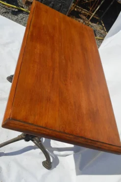 Table de bistrot avec piètement en fonte et plateau en acajou