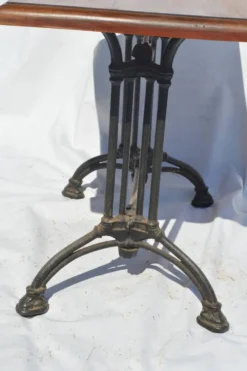 Table de bistrot avec piètement en fonte et plateau en acajou