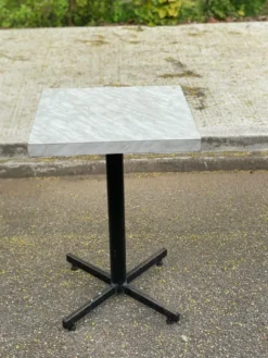 Table de bistrot carré en bois blanc pied central