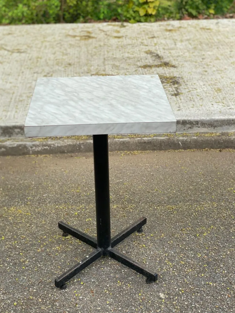 Table de bistrot carré en bois blanc pied central