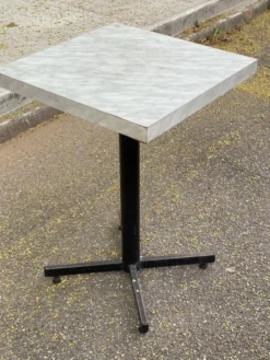 Table de bistrot carré en bois blanc pied central