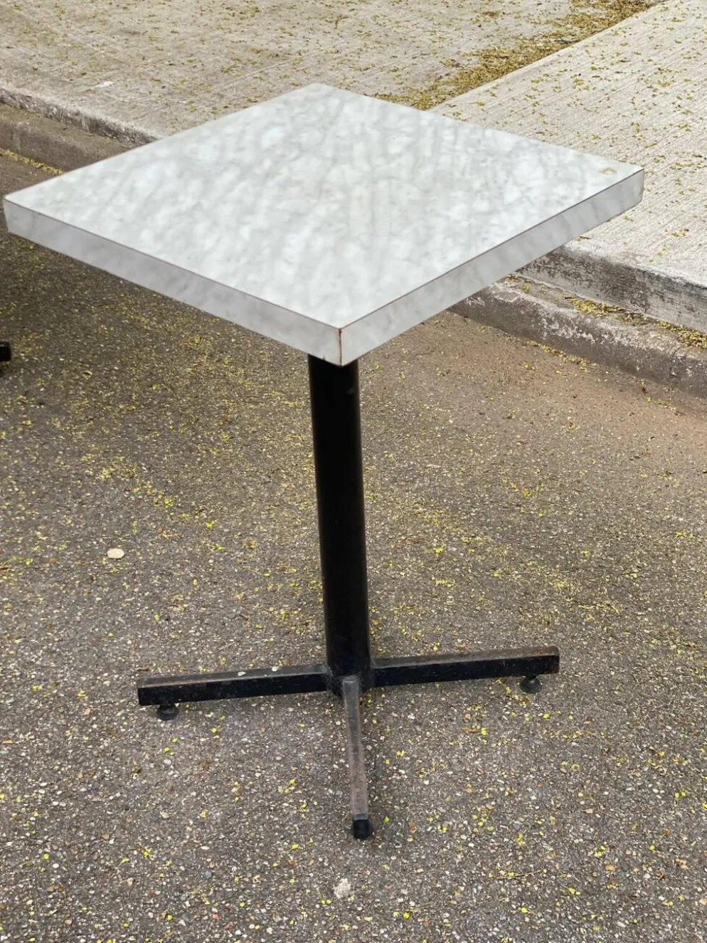 Table de bistrot carré en bois blanc pied central