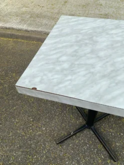 Table de bistrot carré en bois blanc pied central