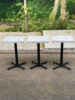 Table de bistrot carré en bois blanc pied central