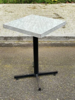 Table de bistrot carré en bois blanc pied central