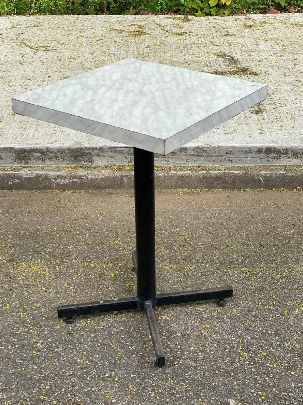 Table de bistrot carré en bois blanc pied central