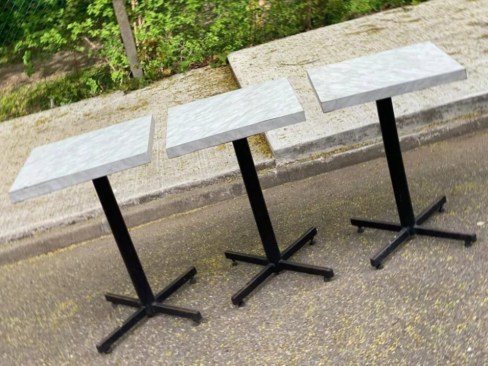 Table de bistrot carré en bois blanc pied central