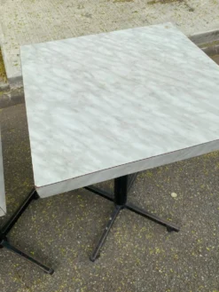 Table de bistrot carré en bois blanc pied central