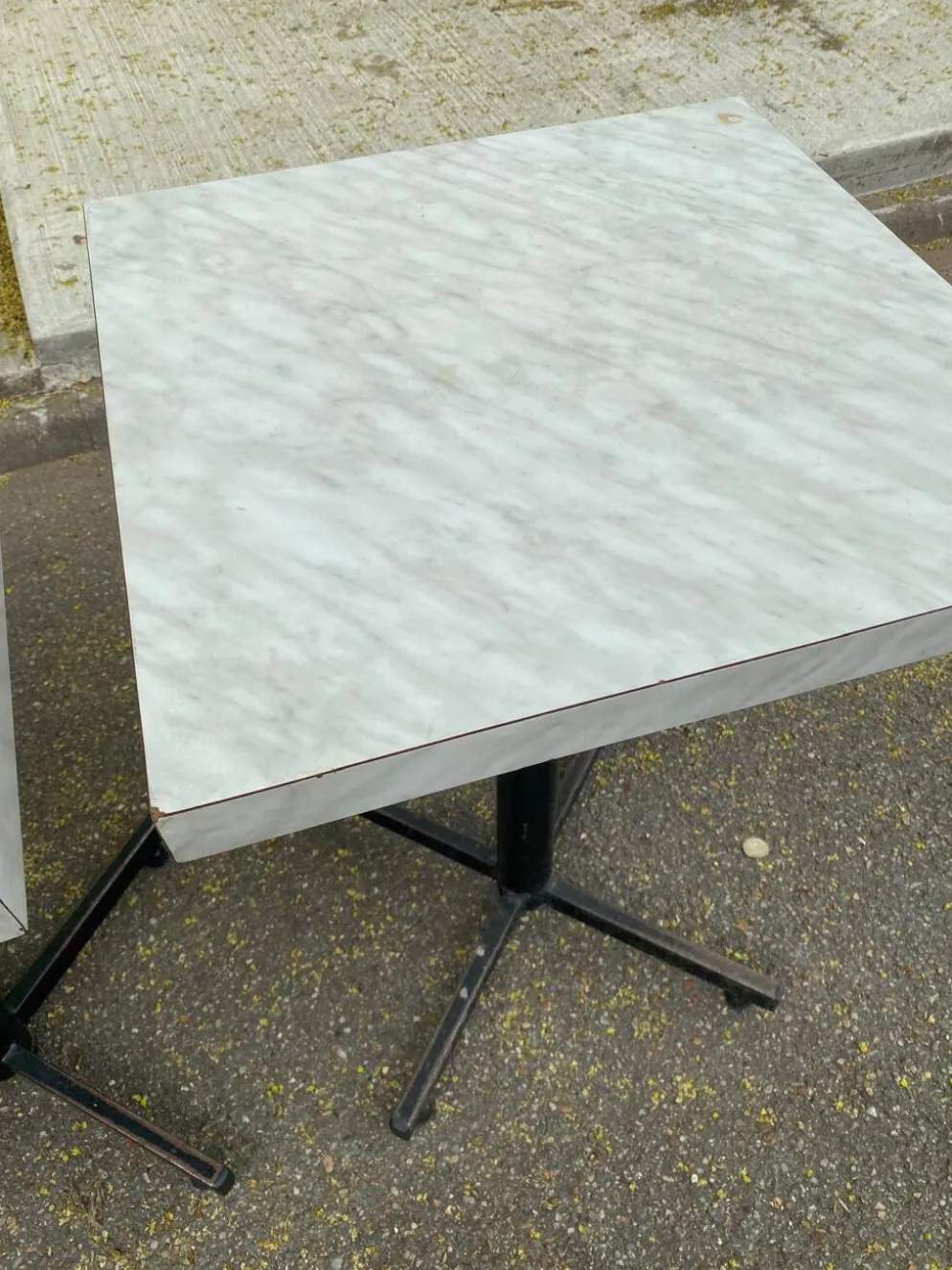 Table de bistrot carré en bois blanc pied central