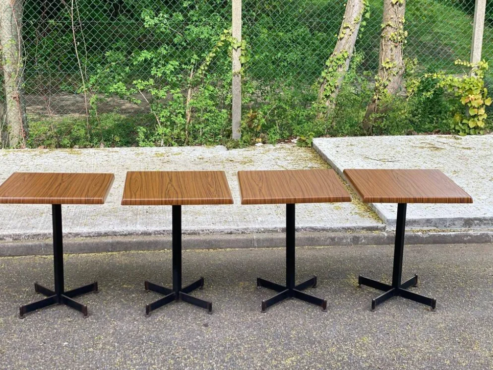 Table de bistrot carré en bois pied central Werzalit Bordeaux - France