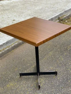Table de bistrot carré en bois pied central Werzalit Bordeaux - France