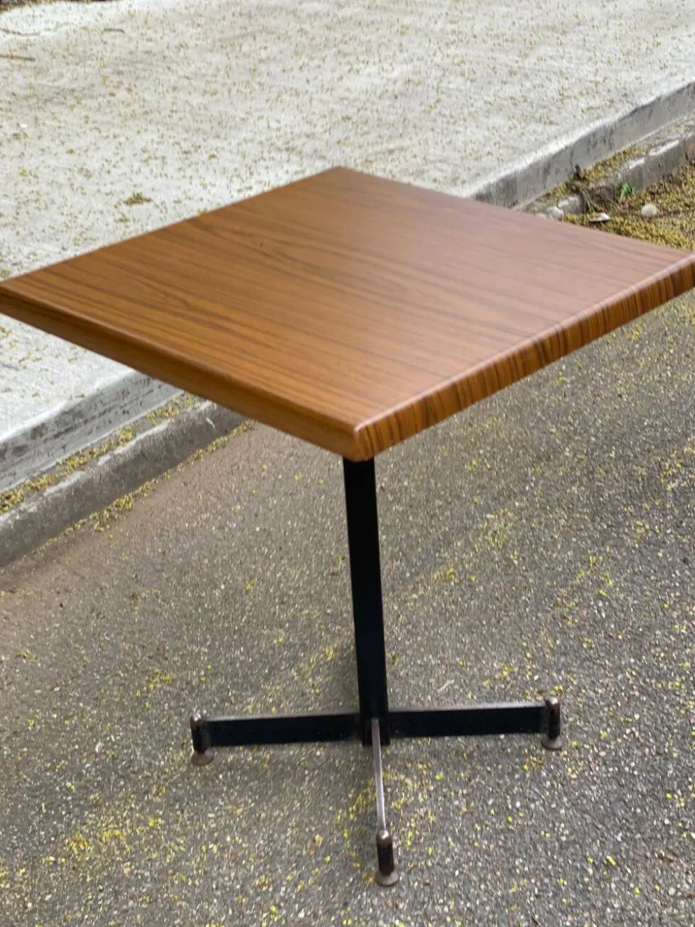 Table de bistrot carré en bois pied central Werzalit Bordeaux - France