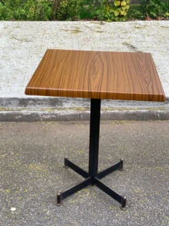 Table de bistrot carré en bois pied central Werzalit Bordeaux - France