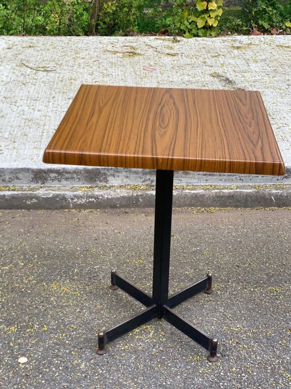 Table de bistrot carré en bois pied central Werzalit Bordeaux - France