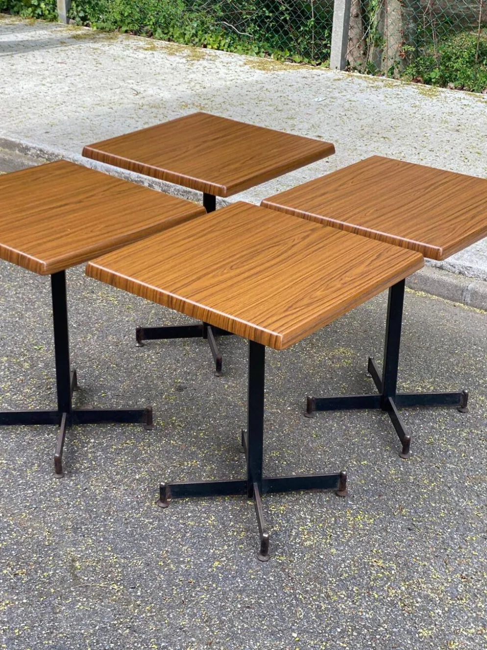 Table de bistrot carré en bois pied central Werzalit Bordeaux - France