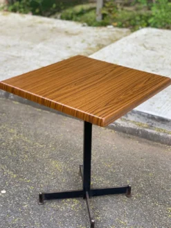 Table de bistrot carré en bois pied central Werzalit Bordeaux - France