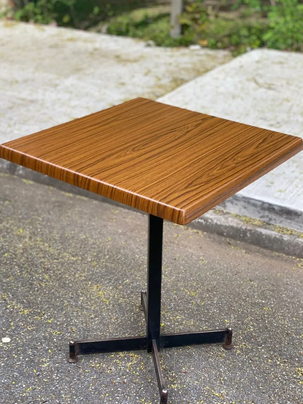 Table de bistrot carré en bois pied central Werzalit Bordeaux - France