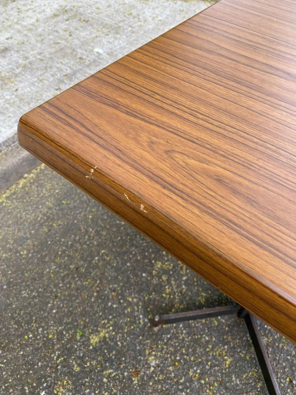 Table de bistrot carré en bois pied central Werzalit Bordeaux - France