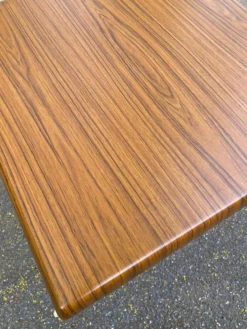 Table de bistrot carré en bois pied central Werzalit Bordeaux - France