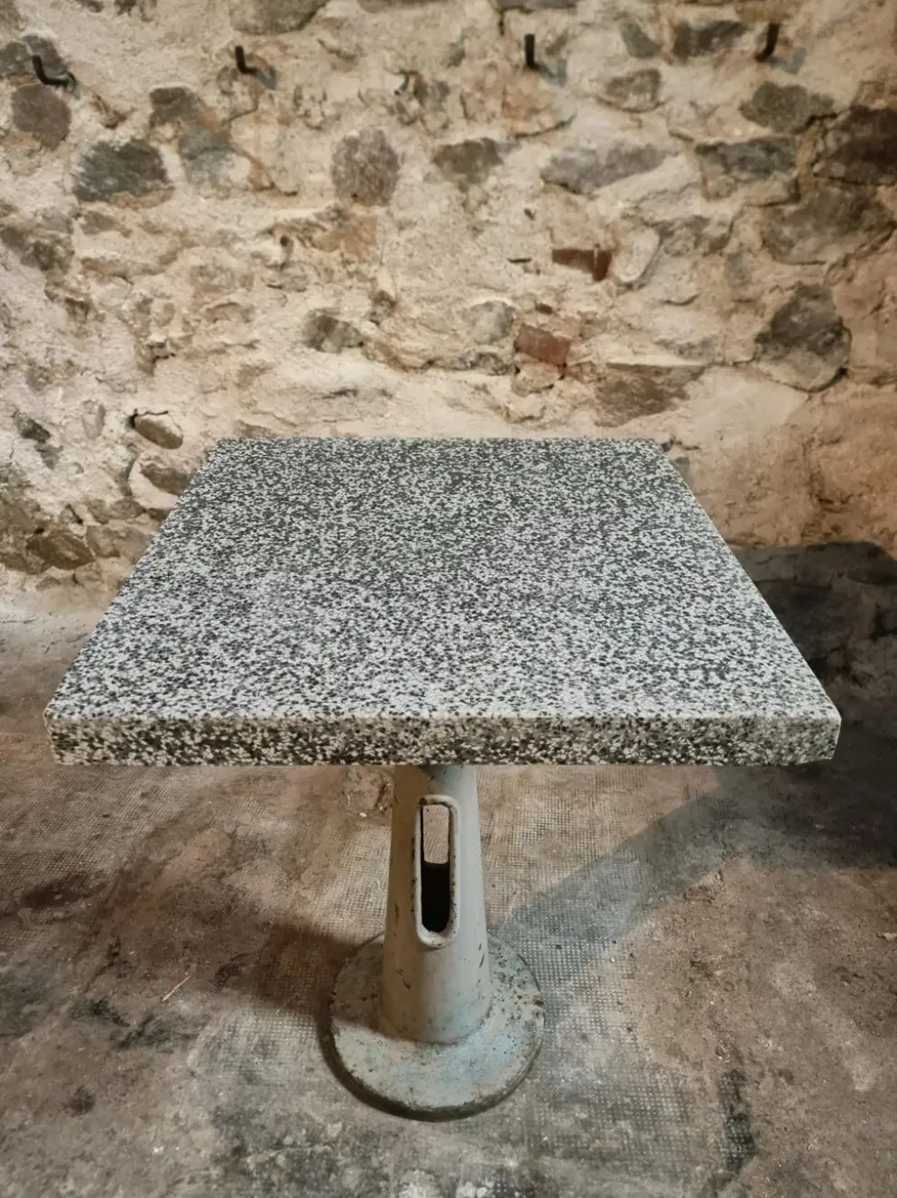 Table de bistrot de jardin industrielle avec plateau en terrazzo, France, milieu du XXe siècle